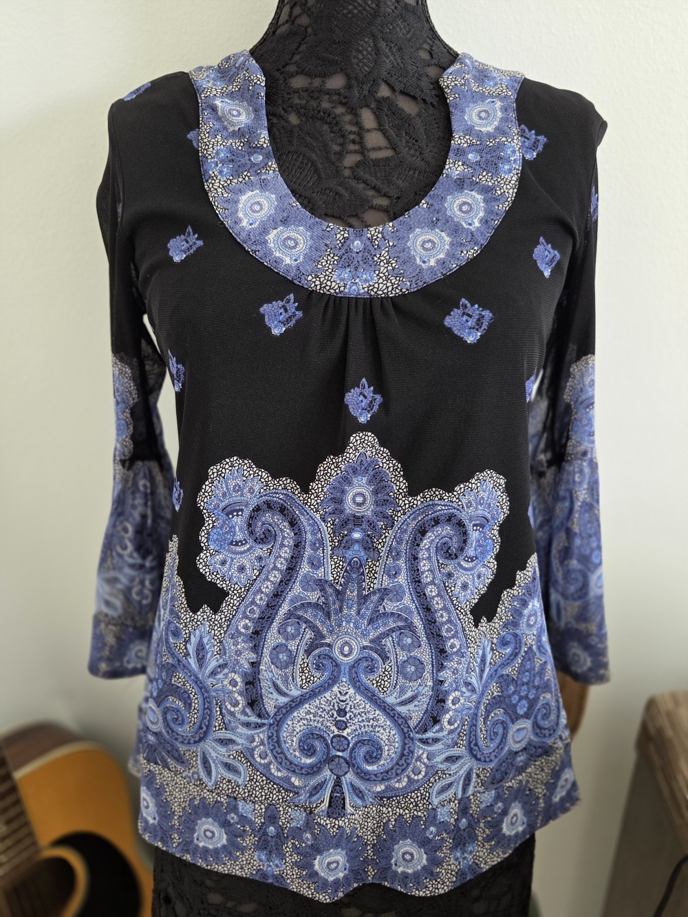 Women's Black & Blue Paisley Scoop Neck Top